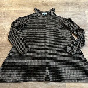 Women’s black and white long sleeved shirt